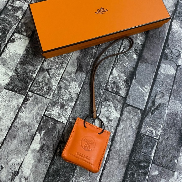 Hermès orange charm limited item - Picture 3 of 5